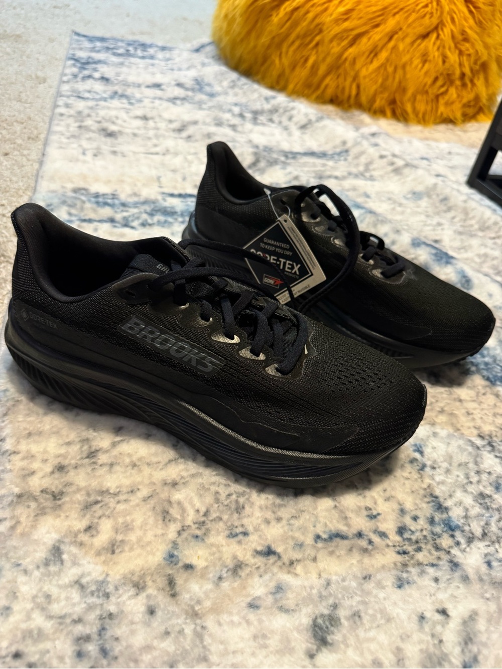 Brooks Men's All-Black Gore-Tex Running Shoes - Picture 4 of 7